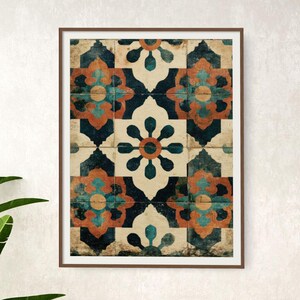 Puede incluir: Una impresión de arte mural rectangular con un patrón de azulejos geométricos repetitivos en tonos azul oscuro, naranja quemado, verde azulado y crema. El diseño consta de formas florales entrelazadas y motivos circulares centrales en un marco marrón.