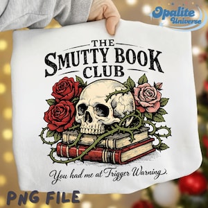 Puede incluir: Bolso tote blanco con un dise&ntilde;o que presenta una calavera, rosas y libros. El texto dice "The Smutty Book Club" y "You had me at Trigger Warning". El dise&ntilde;o incluye una calavera, rosas rojas y vides verdes.
