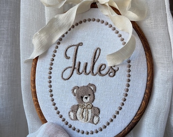 Tambourin bébé prénom bébé cadre prénom décoration cadeau naissance bébé doux chic baby shower annonce prénom bébé oie petit lapin ourson