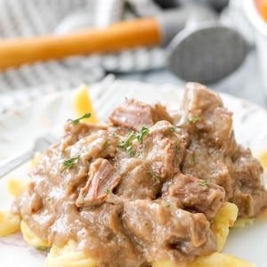 Nötköttstips och nudlar