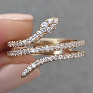 Anel com design de cobra cravejada de diamantes – Ouro 10K, 14K e 18K, Prata de Lei, Moissanita/Diamantes de Laboratório