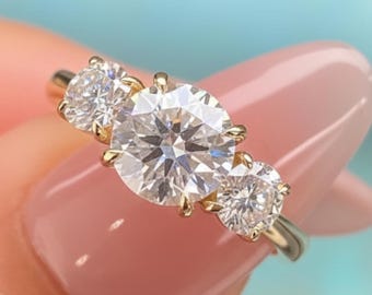 Round Cut Three Stone Diamond Engagement Ring in 18K Gold, Minimalist Elegant Bridal Ring, Timeless Proposal Jewelry, Anniversary Gift