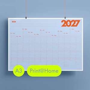 Könnte beinhalten: Ein hellblauer Wandkalender für 2027 mit orangefarbenem Text und Linien für jeden Monat von Januar bis Dezember. Das Design enthält einen Notizbereich oben links und zeigt den Text A3 sowie Print@Home in grünen Kreisen.
