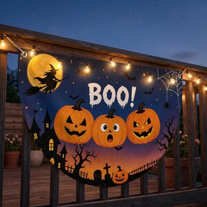 以下が含まれることがあります： 白い文字で「BOO!」と書かれた半円形のハロウィンバナー。表情の異なる3つのオレンジ色のジャック・オー・ランタン、黄色い月を背景にしたほうきに乗った魔女のシルエット、お化け屋敷、クモの巣が描かれています。