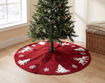 Könnte beinhalten: Ein runder, roter Weihnachtsbaumteppich mit einem weißen Strickmuster aus Rentieren, Tannenbäumen und Schneeflocken. Der Stoff hat eine strukturierte Oberfläche mit Bindebändern an der Öffnung, um ihn um den Baumstamm zu legen.