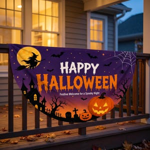 Könnte beinhalten: Ein halbkreisförmiges Halloween-Banner in Lila und Orange mit einer Hexe auf einem Besen, einem Spukhaus, einem Friedhof und zwei Kürbissen. Der Text lautet "HAPPY HALLOWEEN" in Weiß und Orange, darunter steht "Festive Welcome for a Spooky Night".