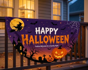 Könnte beinhalten: Ein halbkreisförmiges Halloween-Banner in Lila und Orange mit einer Hexe auf einem Besen, einem Spukhaus, einem Friedhof und zwei Kürbissen. Der Text lautet "HAPPY HALLOWEEN" in Weiß und Orange, darunter steht "Festive Welcome for a Spooky Night".