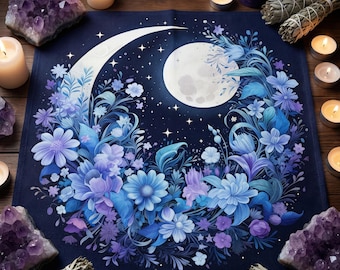 Könnte beinhalten: Ein dunkelblaues Altartuch mit einem Design aus Vollmond und Halbmond, umgeben von blauen und violetten Blumen. Amethystkristalle, Salbeibündel und brennende Kerzen sind um das Tuch angeordnet.