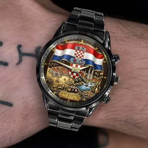 Może przedstawiać: Czarny zegarek na rękę ze szczeg&oacute;łową tarczą przedstawiającą chorwacką flagę i krajobraz. Zegarek ma czarną metalową bransoletę i spersonalizowaną tabliczkę z napisem "KEVIN".