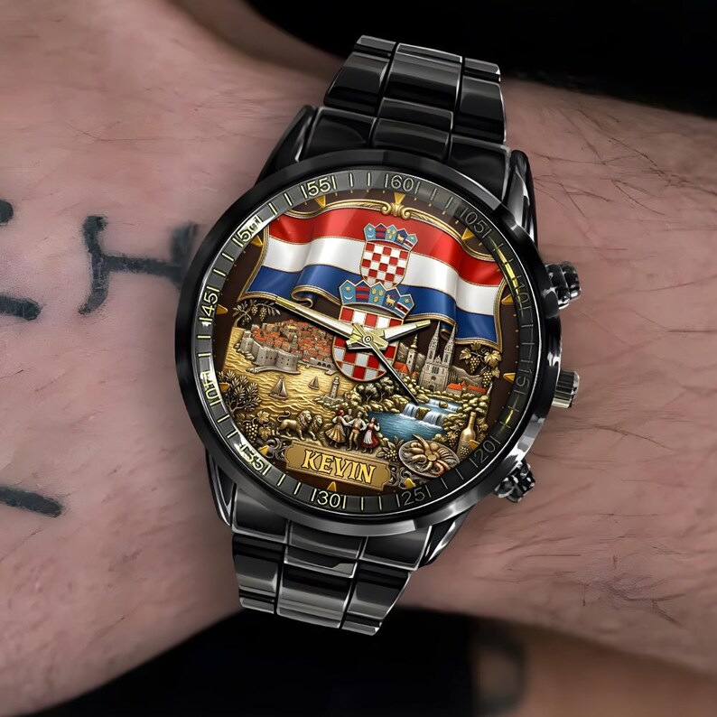 Może przedstawiać: Czarny zegarek na rękę ze szczeg&oacute;łową tarczą przedstawiającą chorwacką flagę i krajobraz. Zegarek ma czarną metalową bransoletę i spersonalizowaną tabliczkę z napisem "KEVIN".