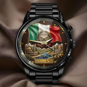 Pu&ograve; includere: Orologio da polso nero con un quadrante dettagliato raffigurante la bandiera italiana, una stella dorata e monumenti iconici. Il quadrante include il nome "JAMES". Il cinturino e la cassa sono in metallo nero.