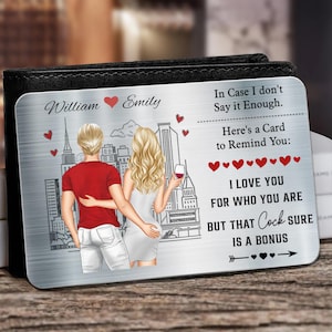 Peut inclure: Un portefeuille en cuir noir avec un insert en métal argenté. L'insert présente un couple s'embrassant devant une ligne d'horizon urbaine, avec les noms "William" et "Emily" et le texte "I LOVE YOU FOR WHO YOU ARE BUT THAT Cock SURE IS A BONUS."