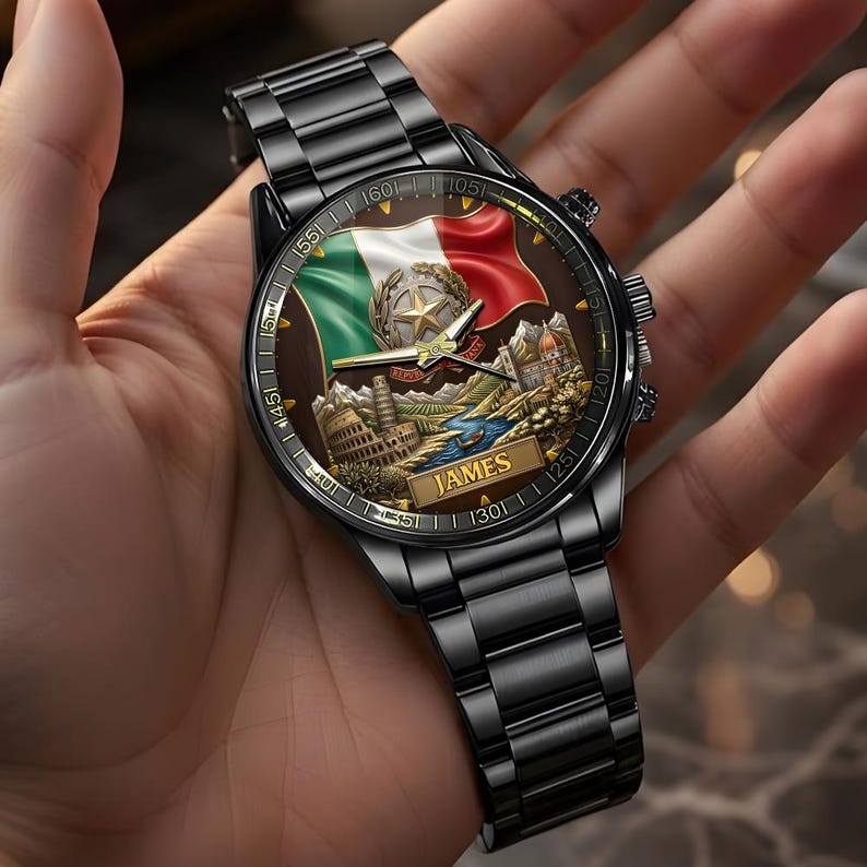 Pu&ograve; includere: Orologio da polso nero con un quadrante dettagliato raffigurante la bandiera italiana, una stella e un paesaggio con il nome "JAMES". L'orologio ha un cinturino in metallo nero e un quadrante rotondo con indicatori di tempo.