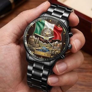 Pu&ograve; includere: Orologio da polso nero con un quadrante dettagliato raffigurante la bandiera italiana, monumenti e il nome "JAMES". L'orologio ha un cinturino in metallo nero e un quadrante marrone scuro. Le lancette dell'orologio sono dorate.