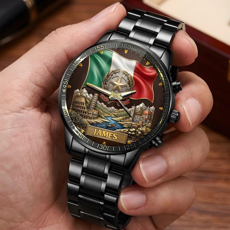 Pu&ograve; includere: Orologio da polso nero con un quadrante dettagliato raffigurante la bandiera italiana, monumenti e il nome "JAMES". L'orologio ha un cinturino in metallo nero e un quadrante marrone scuro. Le lancette dell'orologio sono dorate.