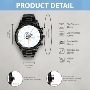 Może przedstawiać: Czarny zegarek na rękę z białą tarczą, rzymskimi cyframi i logo. Zegarek ma średnicę tarczy 42 mm, grubość 10 mm, szerokość paska 22 mm i długość paska 210 mm. Waży 82 g. Tekst "PRODUCT DETAIL" znajduje się na g&oacute;rze.