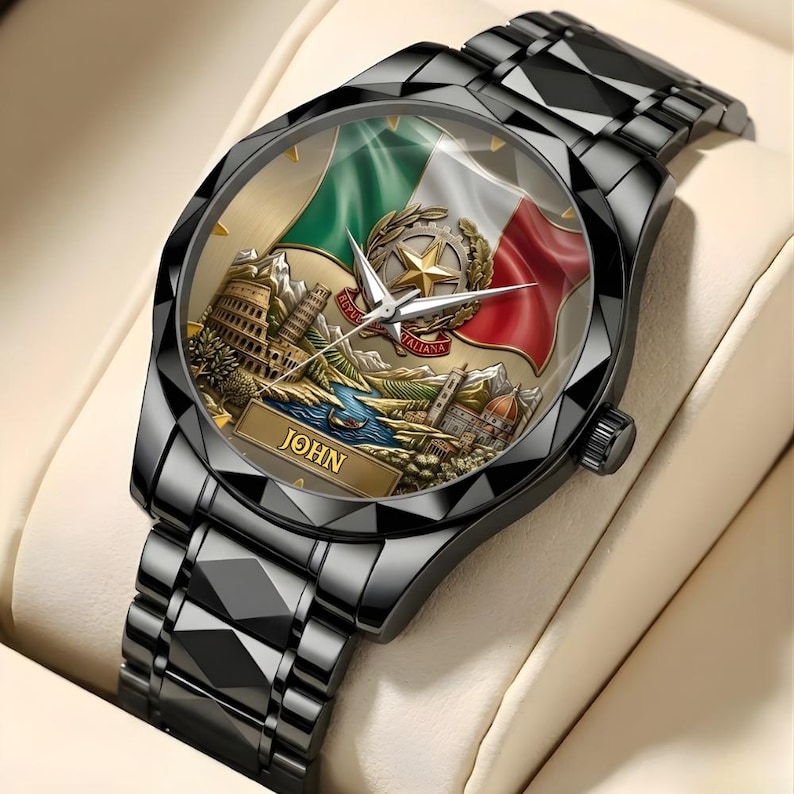 Pu&ograve; includere: Orologio da polso nero con un quadrante dettagliato raffigurante la bandiera italiana, monumenti e il nome "JOHN". L'orologio ha un cinturino in metallo nero e una lunetta decorativa. Il quadrante include la Torre di Pisa e il Colosseo.