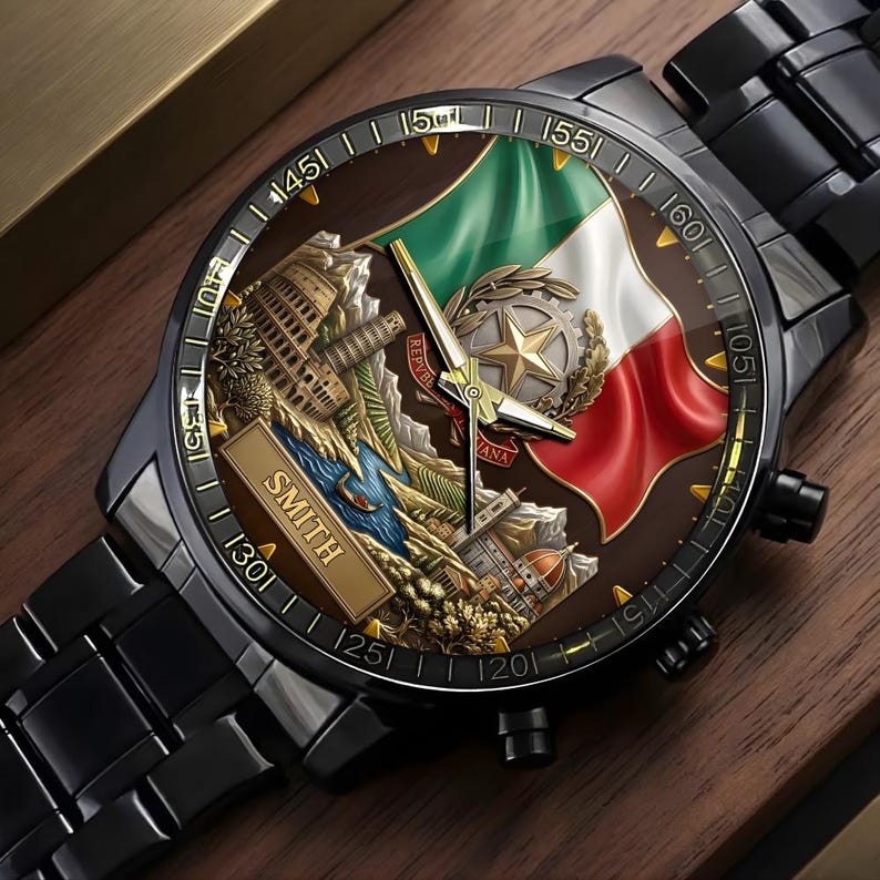 Pu&ograve; includere: Orologio da polso nero con un quadrante dettagliato raffigurante la bandiera italiana, monumenti e il nome "SMITH". L'orologio ha un cinturino in metallo nero e lancette dorate. Il quadrante include il Colosseo e altri simboli italiani.