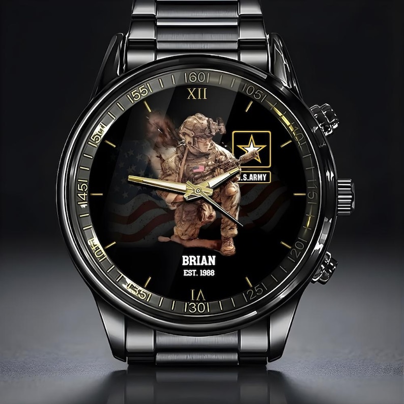 Puede incluir: Reloj de pulsera negro con una esfera detallada que presenta a un soldado del ej&eacute;rcito estadounidense arrodillado con un rifle. La esfera incluye la bandera estadounidense, el texto "U.S. ARMY" y el nombre "BRIAN" con "EST. 1988". El reloj tiene una correa de metal negro.