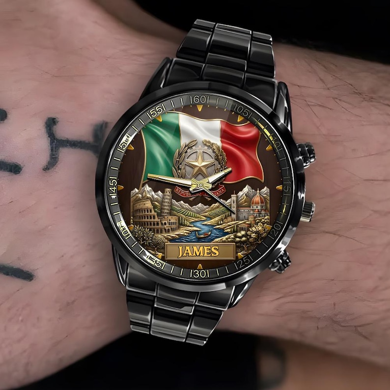 Pu&ograve; includere: Orologio da polso nero con un quadrante dettagliato raffigurante la bandiera italiana, un emblema a stella e monumenti iconici. L'orologio ha un cinturino in metallo nero e il nome "JAMES" &egrave; visualizzato.
