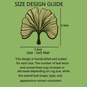 Pode incluir: Um design de tapete em forma de folha de ginkgo rotulado como SIZE DESIGN GUIDE. O gr&aacute;fico mostra uma folha verde com veios escuros e uma medida de 5 p&eacute;s por 5 p&eacute;s. O texto diz: Este design &eacute; feito &agrave; m&atilde;o e dimensionado para cada tamanho. O n&uacute;mero de veios e linhas esculpidas pode aumentar ou diminuir dependendo do tamanho do tapete, enquanto a forma, o estilo e a apar&ecirc;ncia geral da folha permanecem consistentes.