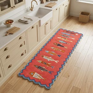 Peut inclure: Un tapis de couloir rectangulaire avec un bord festonné bleu clair, présentant un fond rouge corail vif orné d'un motif répétitif de poissons stylisés de différentes couleurs, notamment bleu, jaune, orange et marron, disposés en ligne.