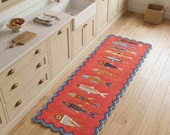 Tappeto passatoia con motivo a pesci, trapuntato a mano / Tappeto decorativo per la casa in stile costiero con bordo smerlato