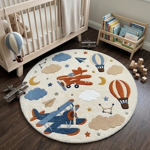 Handgetuft kinderkleed met vliegtuigthema | Thema: luchtballon, wolkenpiloot
