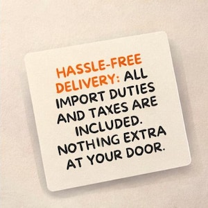 Pode incluir: Um cart&atilde;o quadrado em tom de branco sujo com o texto em laranja e preto: HASSLE-FREE DELIVERY: ALL IMPORT DUTIES AND TAXES ARE INCLUDED. NOTHING EXTRA AT YOUR DOOR. O cart&atilde;o tem cantos arredondados e uma fonte sem serifa em negrito.
