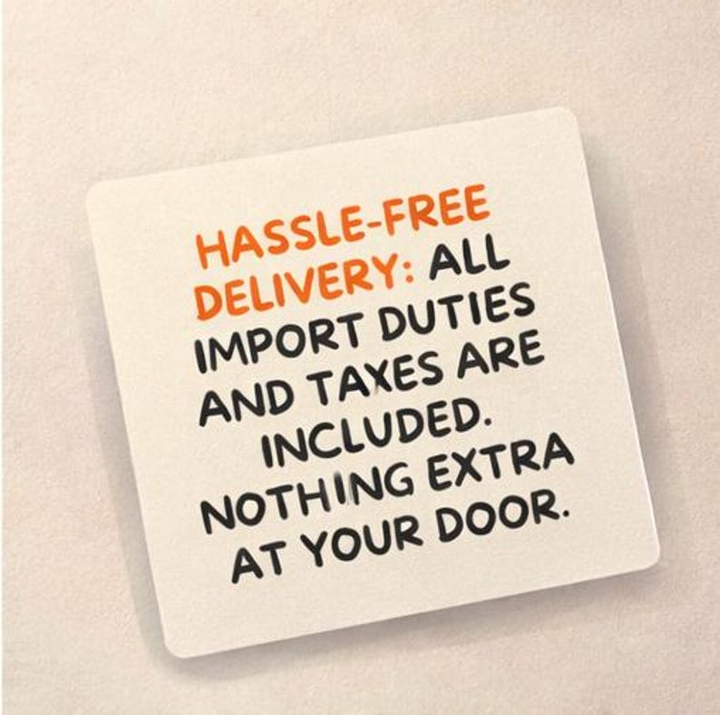Pode incluir: Um cart&atilde;o quadrado em tom de branco sujo com o texto em laranja e preto: HASSLE-FREE DELIVERY: ALL IMPORT DUTIES AND TAXES ARE INCLUDED. NOTHING EXTRA AT YOUR DOOR. O cart&atilde;o tem cantos arredondados e uma fonte sem serifa em negrito.