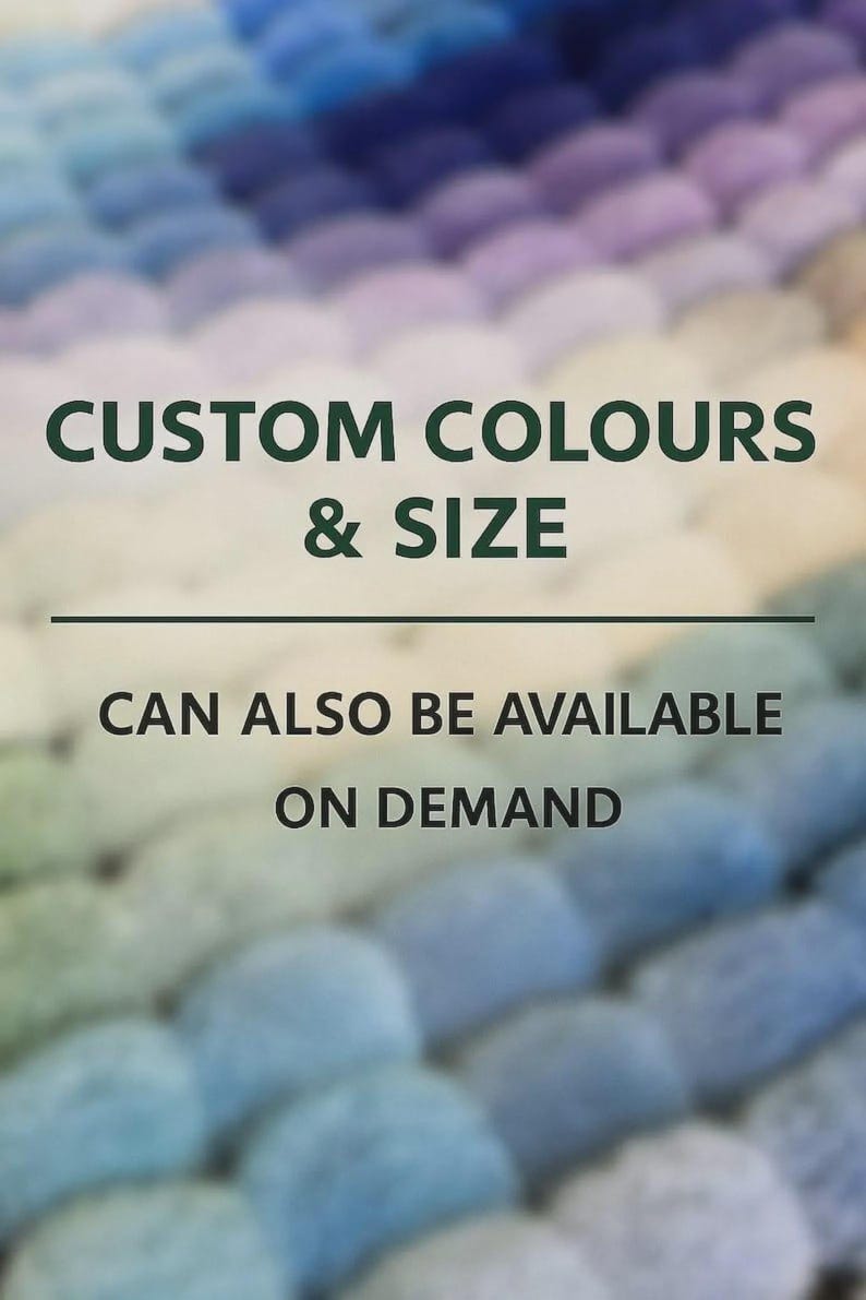 Op de afbeelding: Een getextureerd oppervlak bestaande uit talloze kleine, afgeronde, viltachtige bolletjes in een verloop van blauwe, paarse en witte tinten. De tekst luidt: CUSTOM COLOURS & SIZE CAN ALSO BE AVAILABLE ON DEMAND, met een horizontale scheidingslijn.
