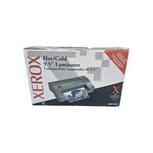 Puede incluir: Una laminadora en caliente y en frío Xerox de 24,13 cm en su empaque original. La caja blanca presenta el logotipo de Xerox, el texto Hot/Cold 9.5 inch Laminator y un gráfico que muestra la laminadora gris oscuro con una foto insertada.