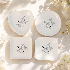 Personalisierte Schmuckschale aus Keramik mit Namen, Ringhalter mit Monogramm, personalisiertes Schmucktablett mit Initialen, Geschenk für die Brautjungfer, Hochzeitserinnerung