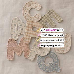 Può includere: Una collezione di lettere in tessuto con bordi sfilacciati in vari motivi floreali e a quadretti. I testi sovrapposti includono: A-Z ALPHABET ONLY, 2"-8" Sizes Included, Instant Download PDF e Step-by-Step Tutorial. Le lettere sono raggruppate.