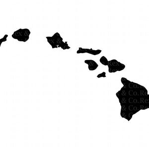 Może przedstawiać: Czarna sylwetka Wysp Hawajskich na białym tle. Obraz przedstawia kontur wysp, w tym Kauai, Oahu, Maui i Big Island. Obraz jest prostą, graficzną reprezentacją stanu.