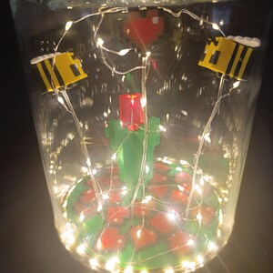 Minecraft-inspirerad tulpanlampa med bin och hjärta, varmvit LED, glaskupol, 23 cm
