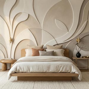 Könnte beinhalten: Ein Plattformbett mit einer hellen Bettdecke und mehreren Zierkissen steht vor einer Wand mit einem großen, dreidimensionalen beigen und cremefarbenen Relief-Wandbild mit geschwungenen, organischen Formen und zwei kleinen Wandleuchten.