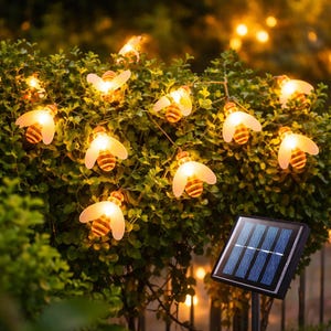 Puede incluir: Un letrero de madera rústica con el texto "Welcome to our home" en letras blancas. El letrero presenta un acabado envejecido y un diseño simple y acogedor, ideal para un porche o entrada.