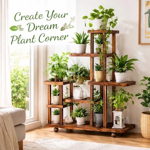Może przedstawiać: Wielopoziomowy, drewniany stojak na rośliny wypełniony różnymi roślinami doniczkowymi. Stojak jest bejcowany na ciepły brąz i ma unikalny, otwarty design. Tekst "Create Your Dream Plant Corner" jest wyświetlany w zielonym skrypcie. Stojak stoi na jasnym dywanie.