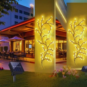 Könnte beinhalten: Solarbetriebene Lichterkette für den Außenbereich mit einem Astdesign. Die warmweißen Lichter sind an einer gelben Wand angebracht. Die Szene umfasst ein Restaurant mit Sitzgelegenheiten im Freien und eine Rasenfläche mit Blumen.