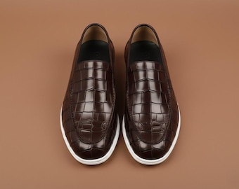 Mocasines de piel marrón con efecto cocodrilo para hombre