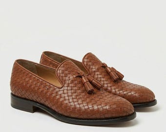 Handvävda bruna läderloafers med tofsar för män