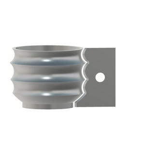 Puede incluir: Una taza de color gris met&aacute;lico con una superficie exterior ondulada y acanalada que presenta tres crestas horizontales redondeadas. En el lateral hay un asa rectangular plana con un borde festoneado y un orificio circular central.
