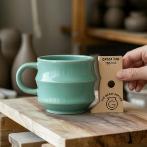 Strumento per modellare tazze/ciotole/vasi in ceramica in stile brutalista curvo con base 'GP051 RIB', ideale per ceramisti professionisti e amatoriali.