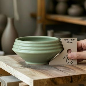 Puede incluir: Un letrero de madera rústica con el texto "Welcome to our home" en letras blancas. El letrero presenta un acabado envejecido y un diseño simple y acogedor, ideal para un porche o entrada.