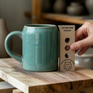 Zakrzywiony, stożkowy cylinder z rantem 'GP058 RIB' w stylu kufla, szablon do toczenia na kole garncarskim dla rzemieślników i producentów kufli do piwa