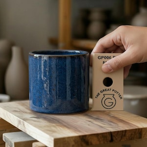 Puede incluir: Un letrero de madera rústica con el texto "Welcome to our home" en letras blancas. El letrero presenta un acabado envejecido y un diseño simple y acogedor, ideal para un porche o entrada.