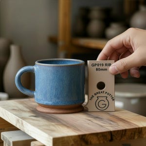 Può includere: Un cartello in legno rustico con la scritta "Welcome to our home" in lettere bianche. Il cartello presenta una finitura invecchiata e un design semplice e invitante, ideale per la decorazione della porta d'ingresso.