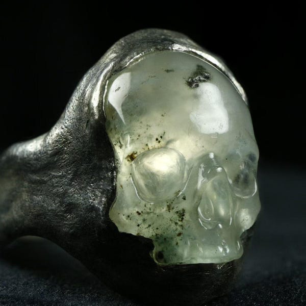 Anello con teschio in giadeite bianca, gioiello Memento Mori intagliato a mano