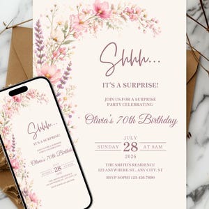 Può includere: Invito floreale per il 70° compleanno di Olivia, con testo "Shhh... È una sorpresa!" e dettagli dell'evento. Il design presenta fiori rosa e viola.